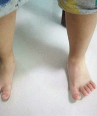 大暑天孩子要不要穿袜子,老妈:必须穿,不