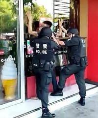 赤脚男杭州街头追打小姑娘!只因为多看了他一眼?