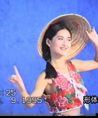 谢娜晒14岁青涩照片 大花背心露出纤细小腰