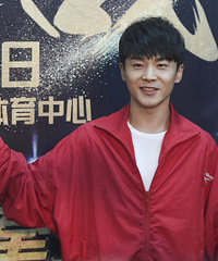 高清:邹市明卫冕战红毯 何雯娜李晨等众星现身