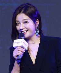赵薇带女儿度假小四月长发吸晴