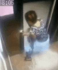 ��Ƶ̫���ģ�������һ����Ů��С�ֱ�������ס����