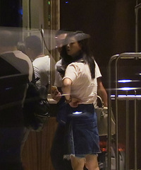 迷糊鬼!蒋欣忙看手机走错电梯无奈折返大堂