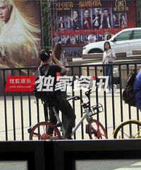 独家:吴尊骑共享单车闲逛 调皮与美女隔空合照
