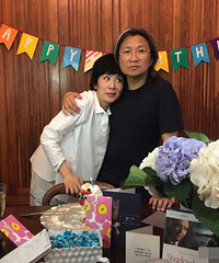小鸟依人靠在老公怀里 女汉子竟然还能这么柔情