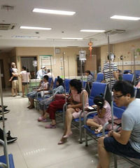 在三级甲等公立医院想喝水?可以 你买45个杯子先