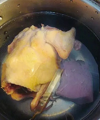 广电报生活馆推荐健康美食:鲜莲鸽子汤