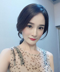 杨幂替身卓亨瑜发博感谢粉丝陪伴 自称是普通人