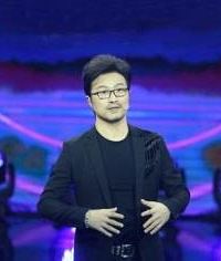 汪峰献唱第一句就破音 机智应对话筒递给观众