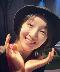 周冬雨晒素颜美照 手上钻戒十分抢镜