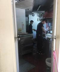这就是每天点的外卖!食材随处堆,苍蝇满天飞