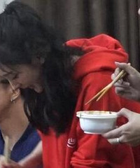 杨幂薛之谦深夜搓火锅,一个变服务员一个成网瘾少女