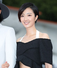 女星冒雨走红毯 露腰桂纶镁VS露肩韩智敏