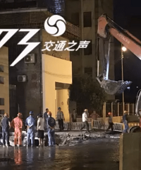 文一西路益乐路口塌陷,小车掉坑里去了!