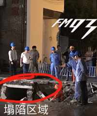 文一西路益乐路口塌陷,小车掉坑里去了!