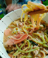 肉沫火腿果蔬面