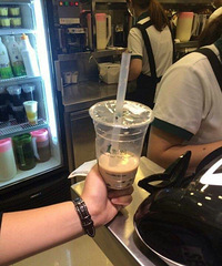 没想到你是这样的一点点,波霸奶茶喝出苍蝇!
