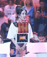 杨幂扎花苞头似少女 翘二郎腿紧压裙边防走光