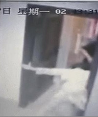 太嚣张了!强拽姑娘进屋 还对监控比中指?!