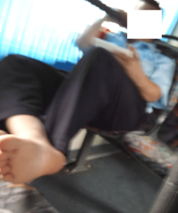 大哥,真把公交车当自己家了,脚丫伸挺远的