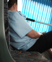 大哥,真把公交车当自己家了,脚丫伸挺远的