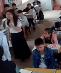 男学生遭女老师扇耳光当场反击 两人在教室内互扇