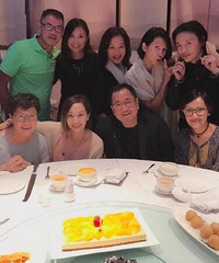蔡少芬张晋合体参加好友聚餐 嘟嘴亲昵直呼幸福