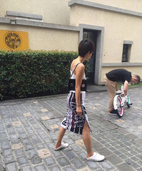 马伊琍素颜带小女儿买自行车 事业家庭两不误