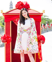《我们来了》女嘉宾体验婚俗 蒋欣:现在还不想嫁
