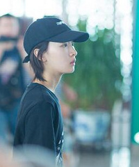 周冬雨帅气现身机场 “零瑕疵”素颜惹人称羡