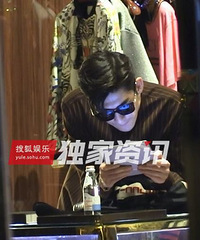 独家:张翰睡衣风装扮现身 奢侈品店满载而归