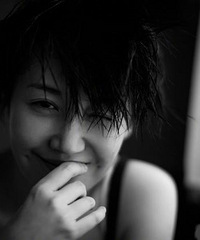 许晴深夜晒湿发照 穿吊带露香肩酒窝太迷人