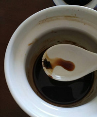 给1千块,吃带苍蝇的阿胶,你愿意吗?