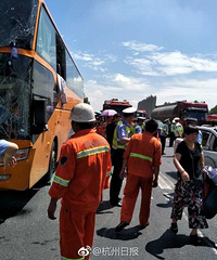 突发!绕城高速大巴追尾货车 车头撞扁了