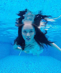 陈乔恩素颜化身梦幻美人鱼 蒋欣:找到吃的了?