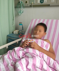 杭州一13岁男孩在卫生间摔了一跤,肠子从肚子里掉了出来……