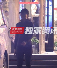独家:刘涛一家吃饭 老公发福儿子帅气十足