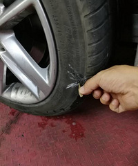 进停车场要先交2小时钱 不给就扎胎?气啊