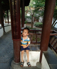 今天晚饭吃的早,去后花园逛逛……好像肚子饿了,吃披萨去……