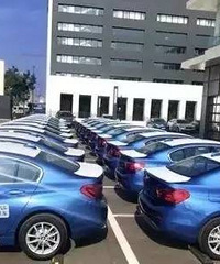 40℃下被困共享汽车半小时!路人砸窗相救