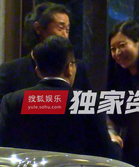 独家:老干部刘烨酒店约饭局 亲吻手背送别好友