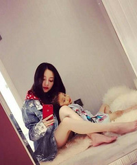 李小璐秀甜馨丸子头,网友却只注意到了她的腿!