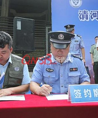 今早清河坊上演了一场精彩的“警匪枪战片”!