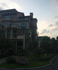 小区里走路的人真多!