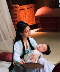 杨幂和baby谁当妈更称职?看她们抱娃姿势(图)