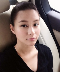 赌王千金何超莲酷暑天气做义工 帮单亲妈妈搬家