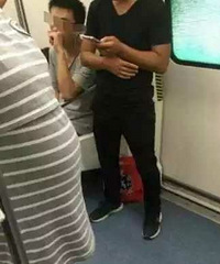 "女子怀胎8月坐地铁,4岁的男童做了这样的"