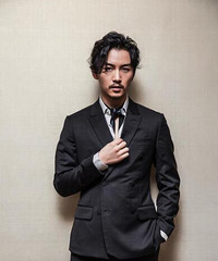陈晓留起长发和小胡子 变身苏撩综合体