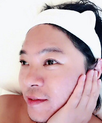 高晓松晒自拍轻抚脸颊 网友:居然这么美