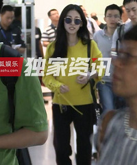 独家:粉丝想要在手机上签名 张碧晨回以尬笑